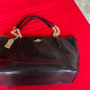 A leather coach bag with good handles. Great style in ,great condition.looks new